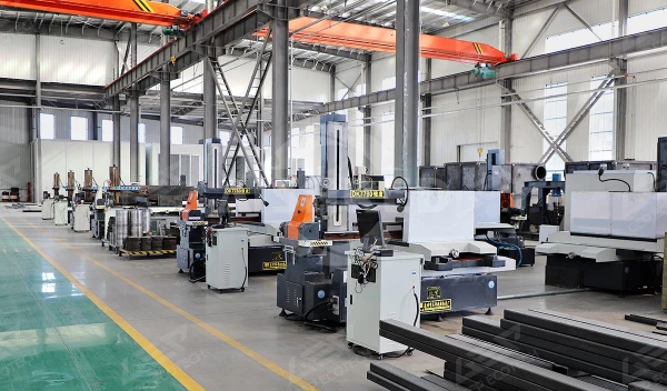 Comment le couteau mobile du déchiqueteur est-il coupé?